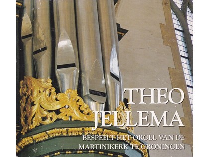 Theo Jellema bespeelt het orgel van de Martinikerk te Groningen