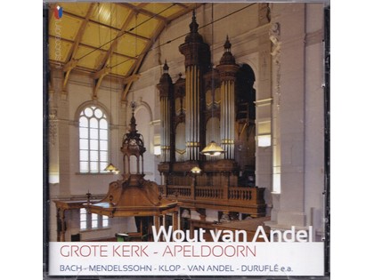 Wout van Andel bespeelt het orgel van de Grote Kerk te Apeldoorn